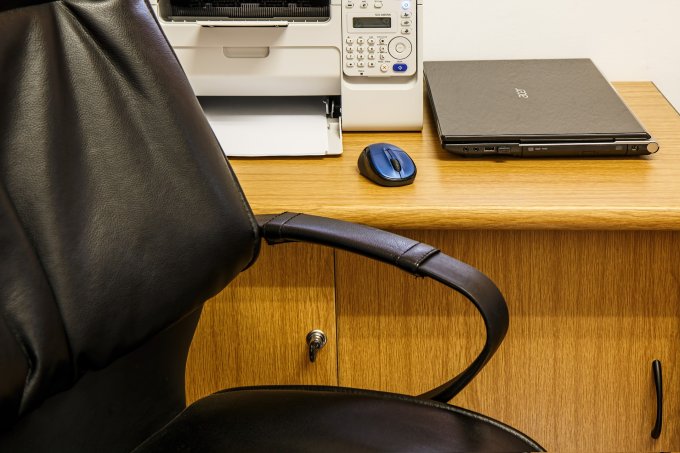 Czarne krzesło regulowane przy biurku