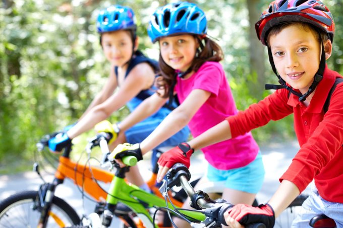 Dzieci na rowerach podczas wędrówki rowerowej