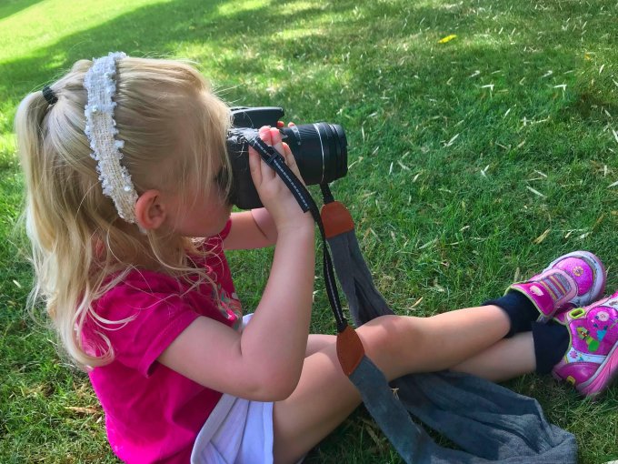 Dziewczynka rozwija swoje zainteresowanie fotografią