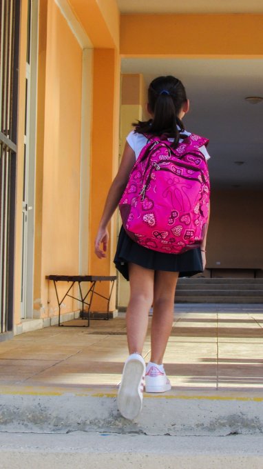 Dziewczynka z różowym plecakiem szkolnym na plecach