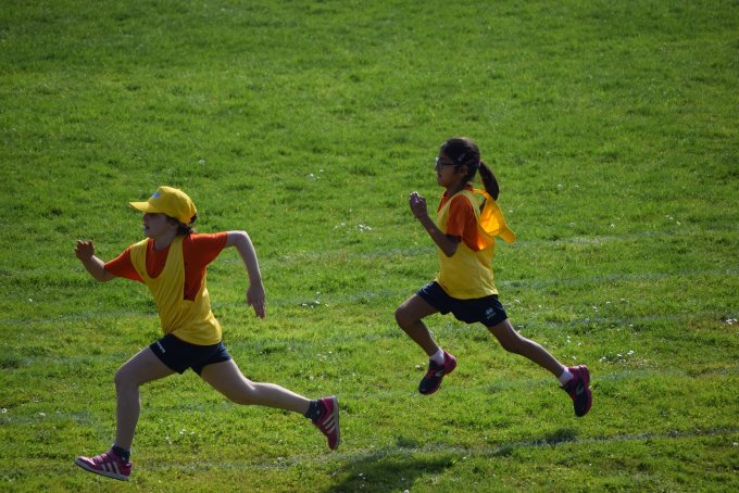 Dziewczyny biegające na zajęciach sportowych w szkole