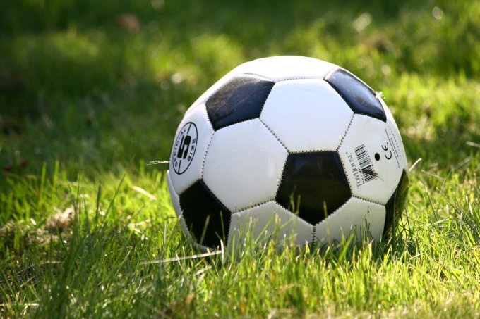 Piłka nożna na trawie jako bodziec do aktywności fizycznej